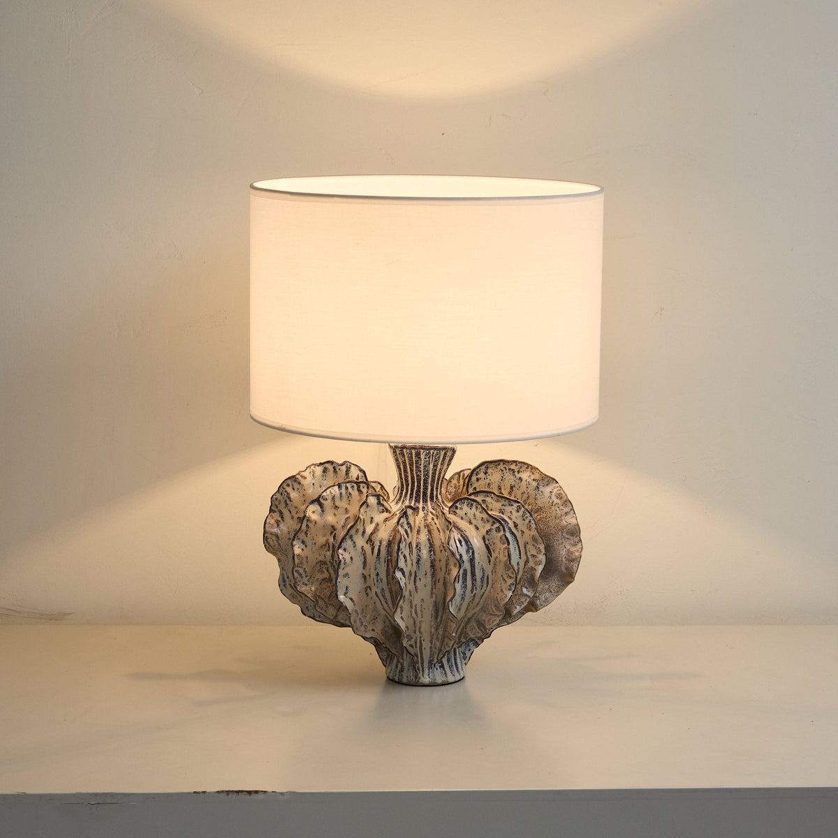 Bladformet keramisk bordlampe