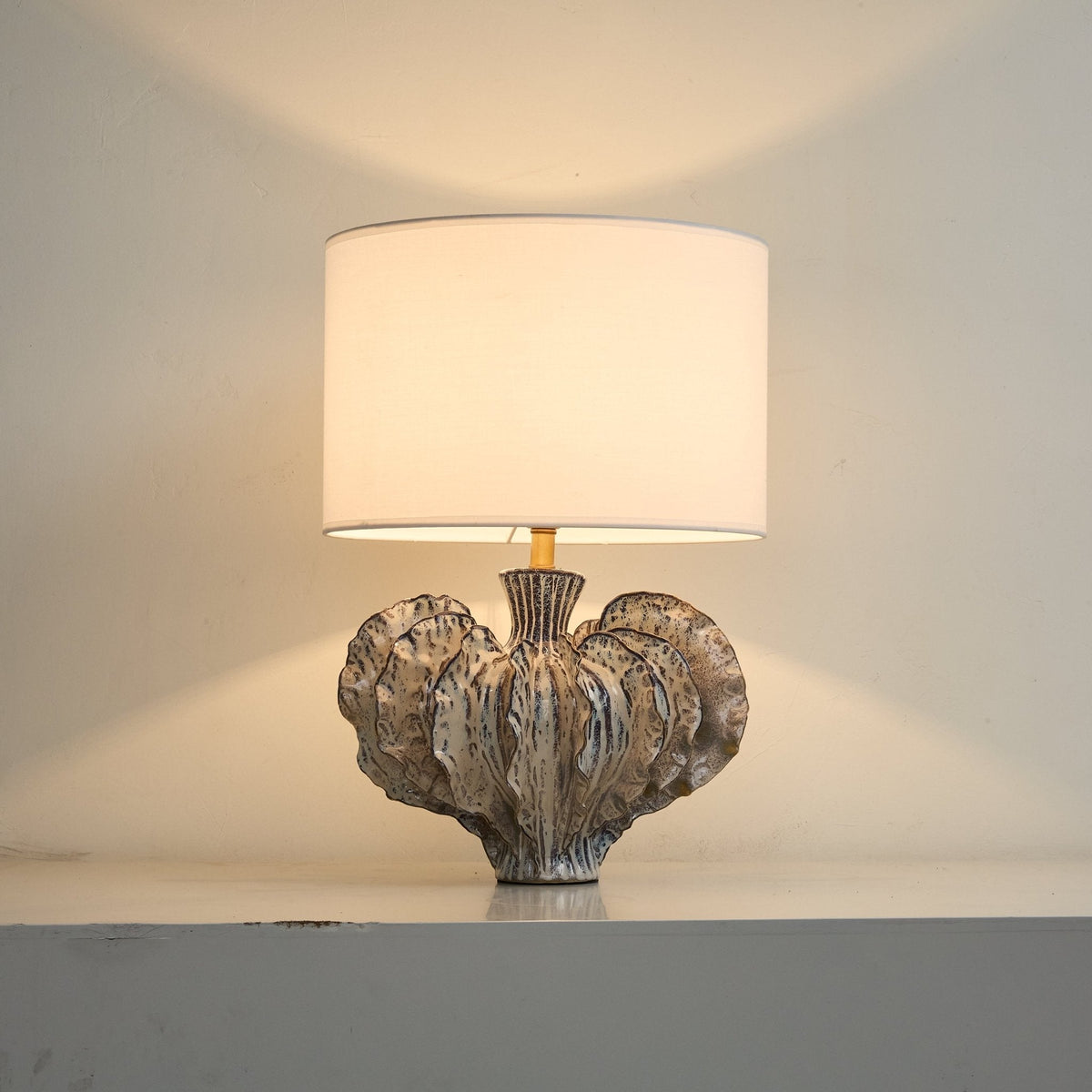 Bladformet keramisk bordlampe