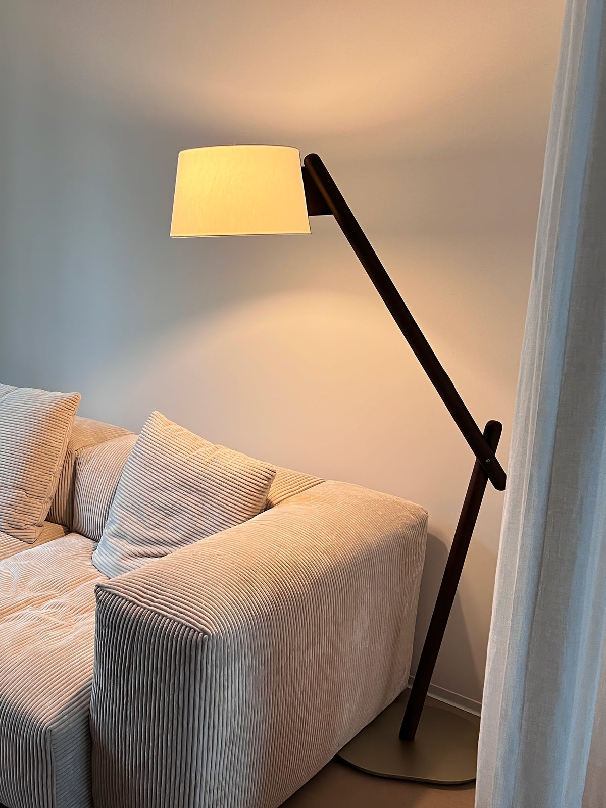 Cethar skandinavisk golvlampa i textil