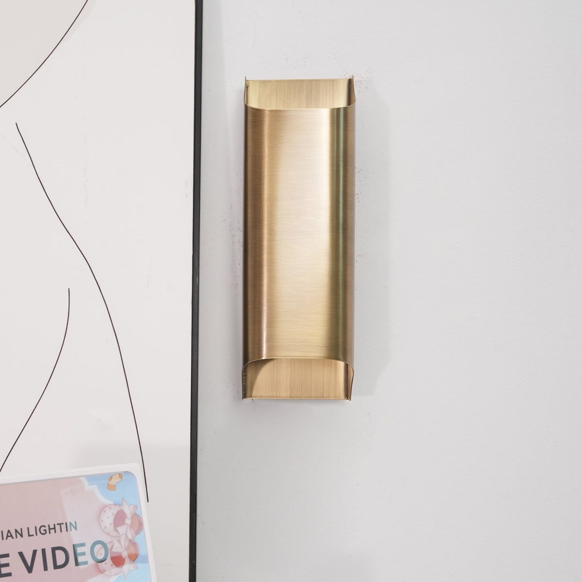 Hardy nordisk kunstnerisk væglampe i messing