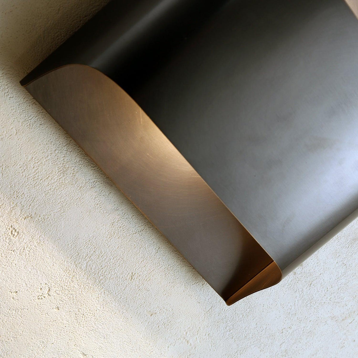 Hardy nordisk kunstnerisk væglampe i messing