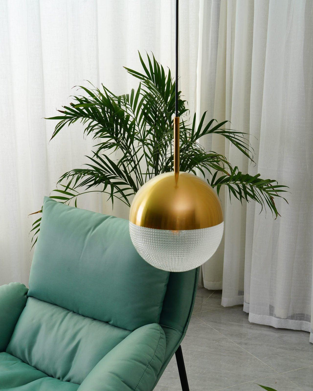 Kevelo pendel i messing og glas, moderne