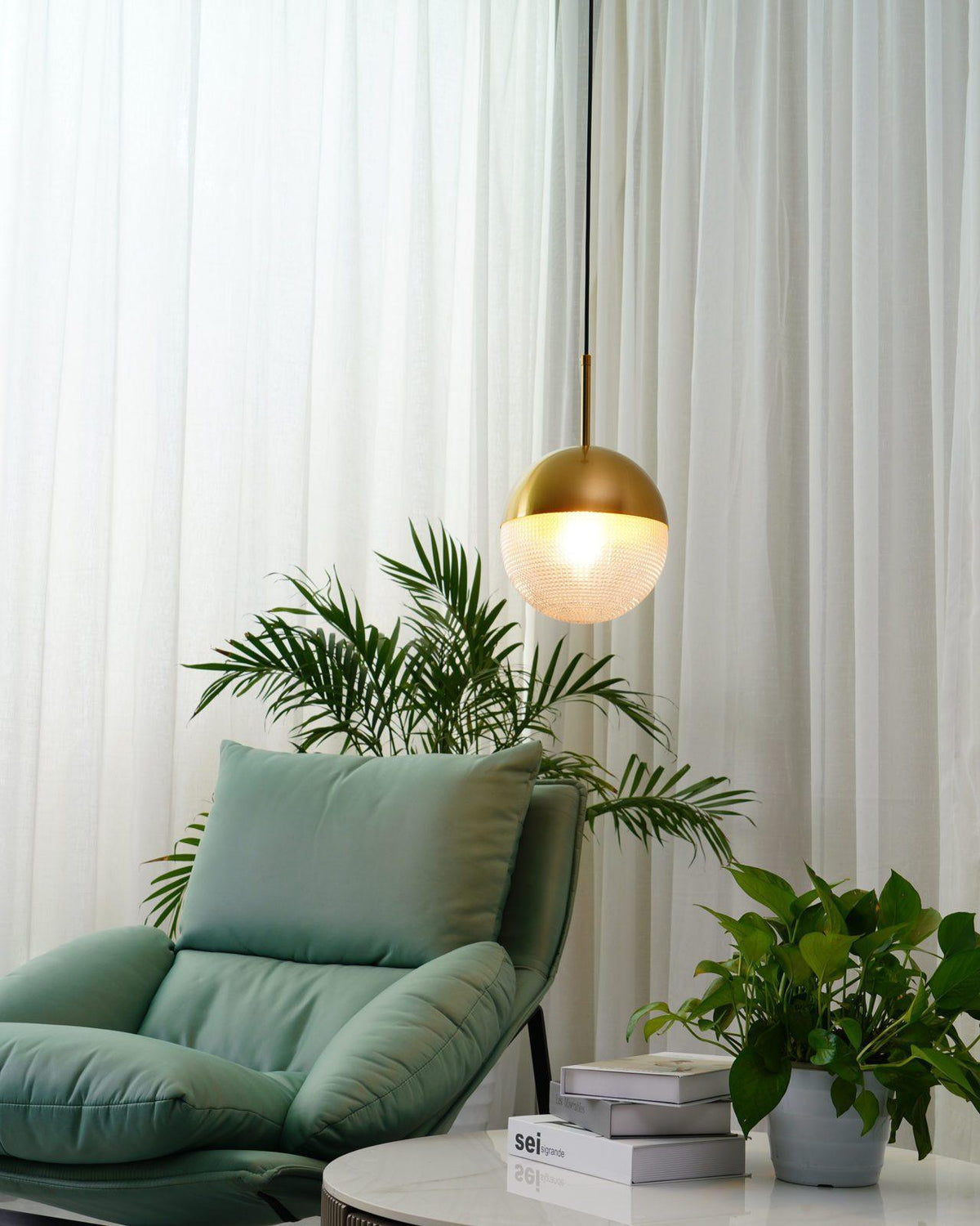 Kevelo pendel i messing og glas, moderne