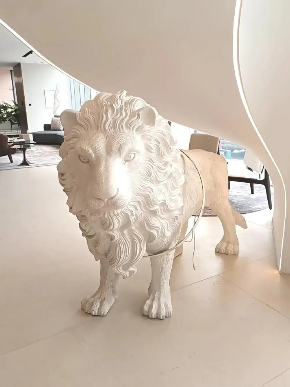 Brynis gulvlampe med løveskulptur