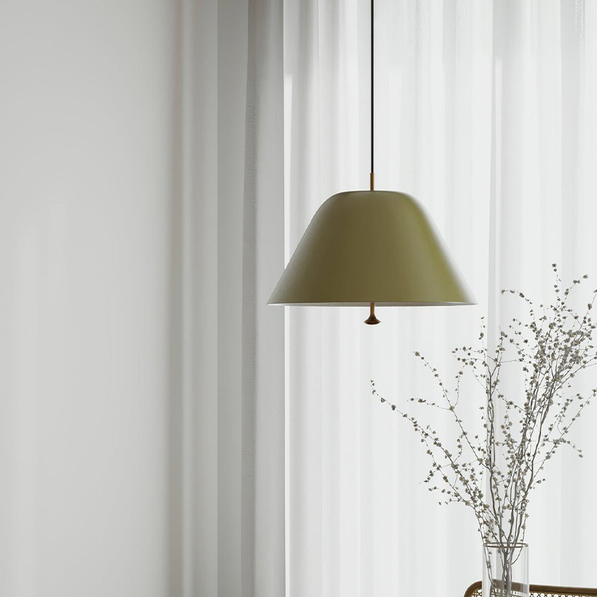 Moderne pendel med metalskærm i grøn og hvid, minimalistisk