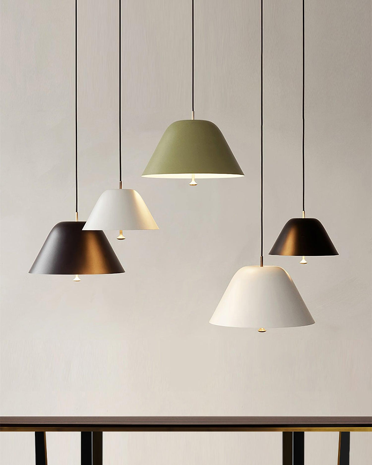 Moderne pendel med metalskærm i grøn og hvid, minimalistisk