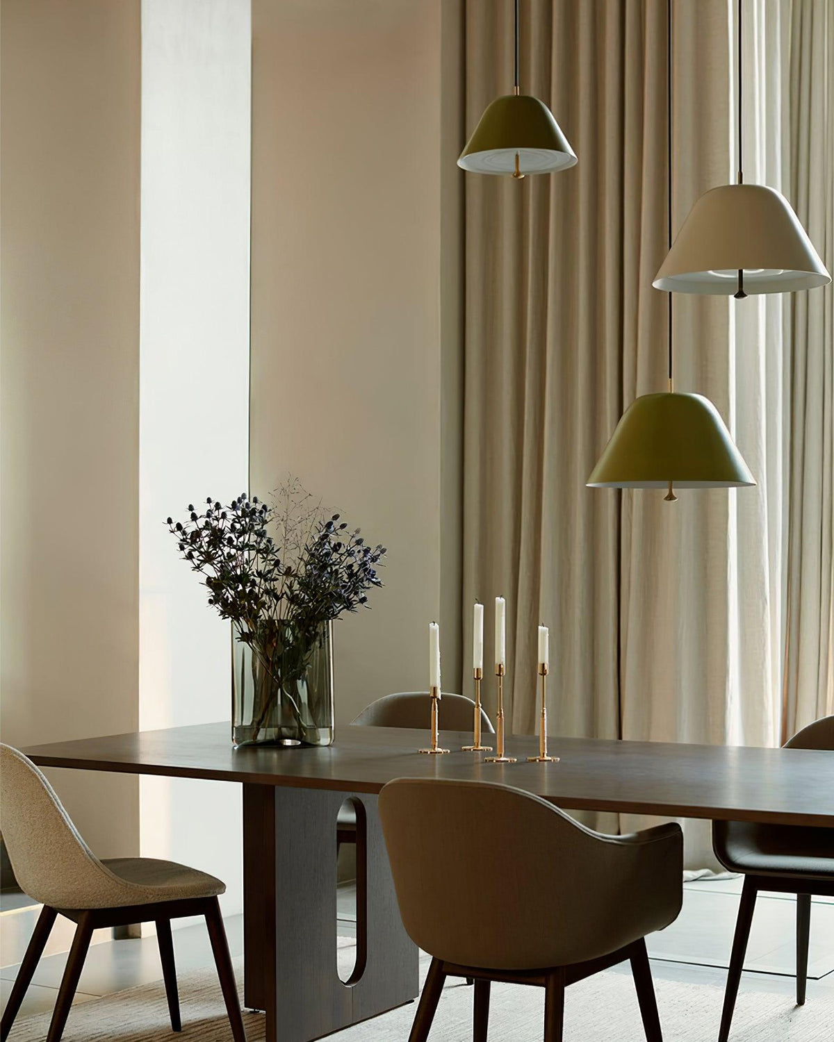 Moderne pendel med metalskærm i grøn og hvid, minimalistisk