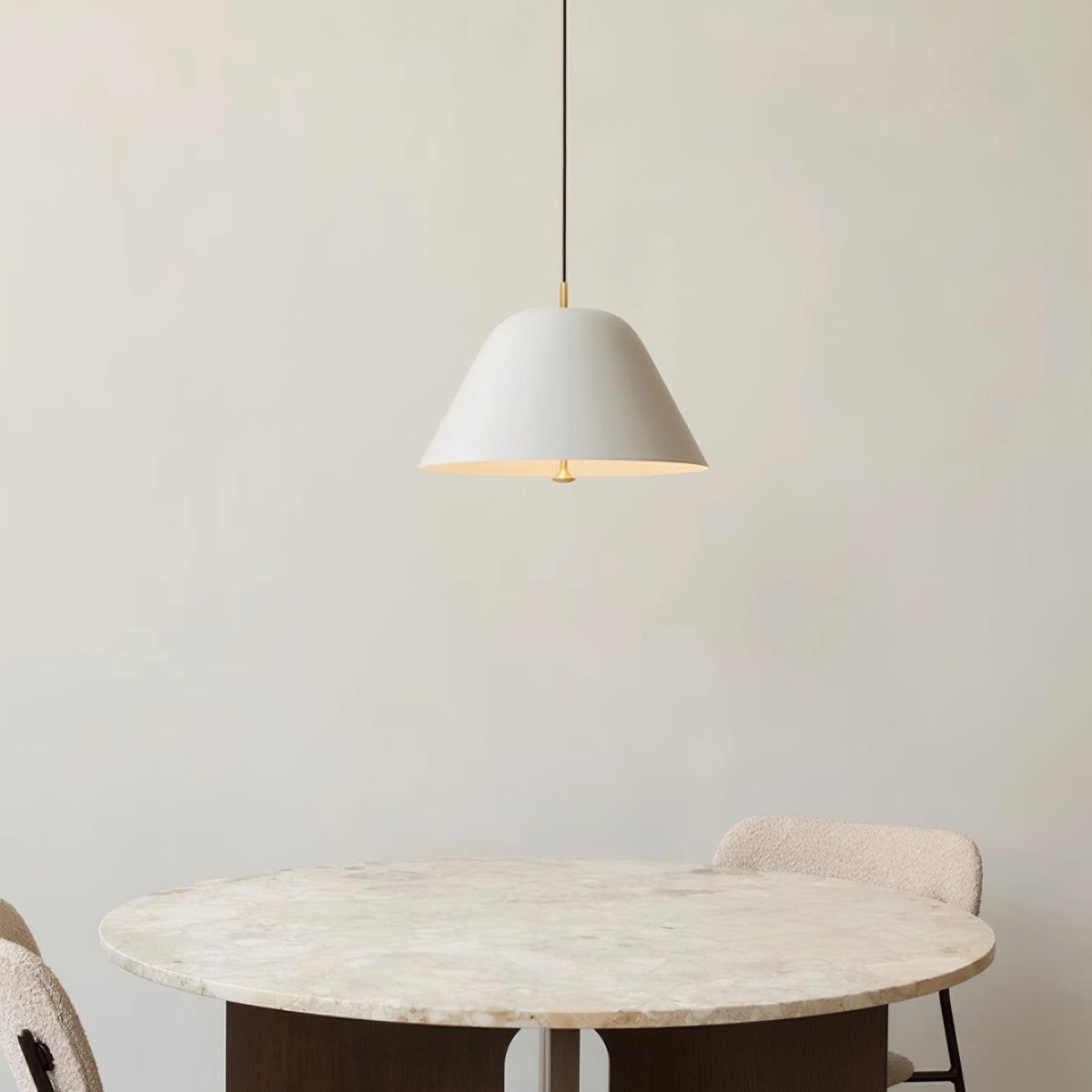 Moderne pendel med metalskærm i grøn og hvid, minimalistisk