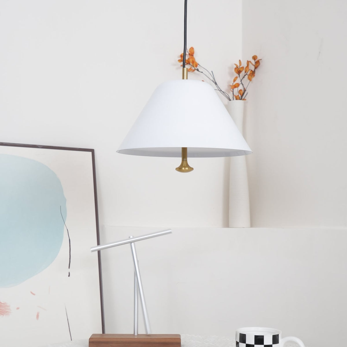 Moderne pendel med metalskærm i grøn og hvid, minimalistisk