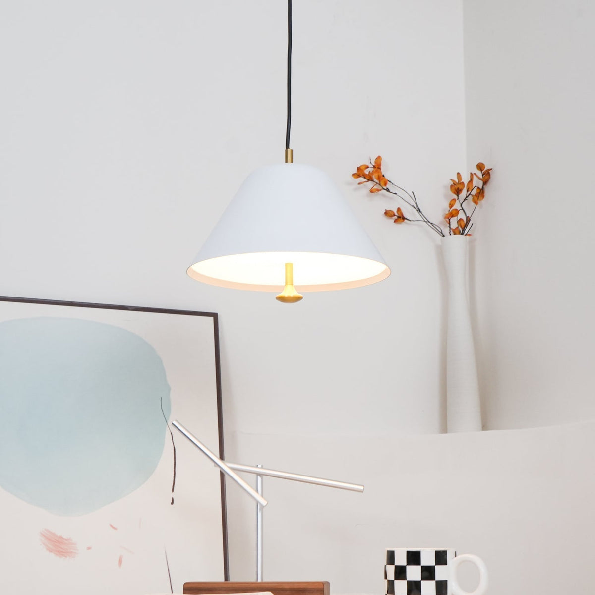 Moderne pendel med metalskærm i grøn og hvid, minimalistisk