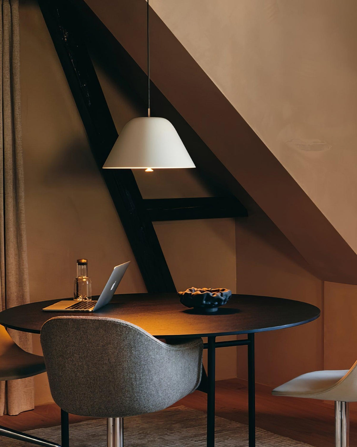 Moderne pendel med metalskærm i grøn og hvid, minimalistisk