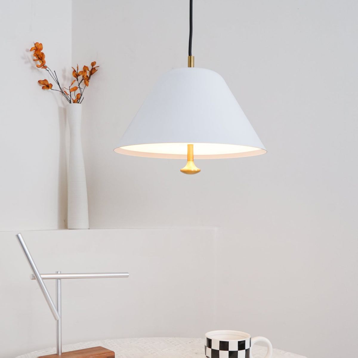 Moderne pendel med metalskærm i grøn og hvid, minimalistisk