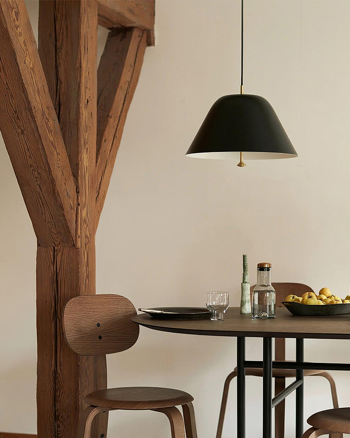 Moderne pendel med metalskærm i grøn og hvid, minimalistisk