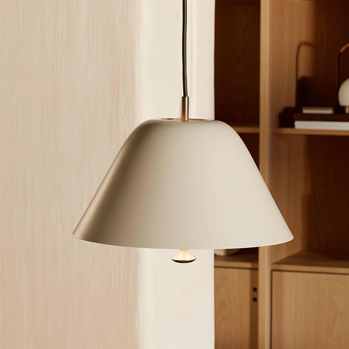 Moderne pendel med metalskærm i grøn og hvid, minimalistisk
