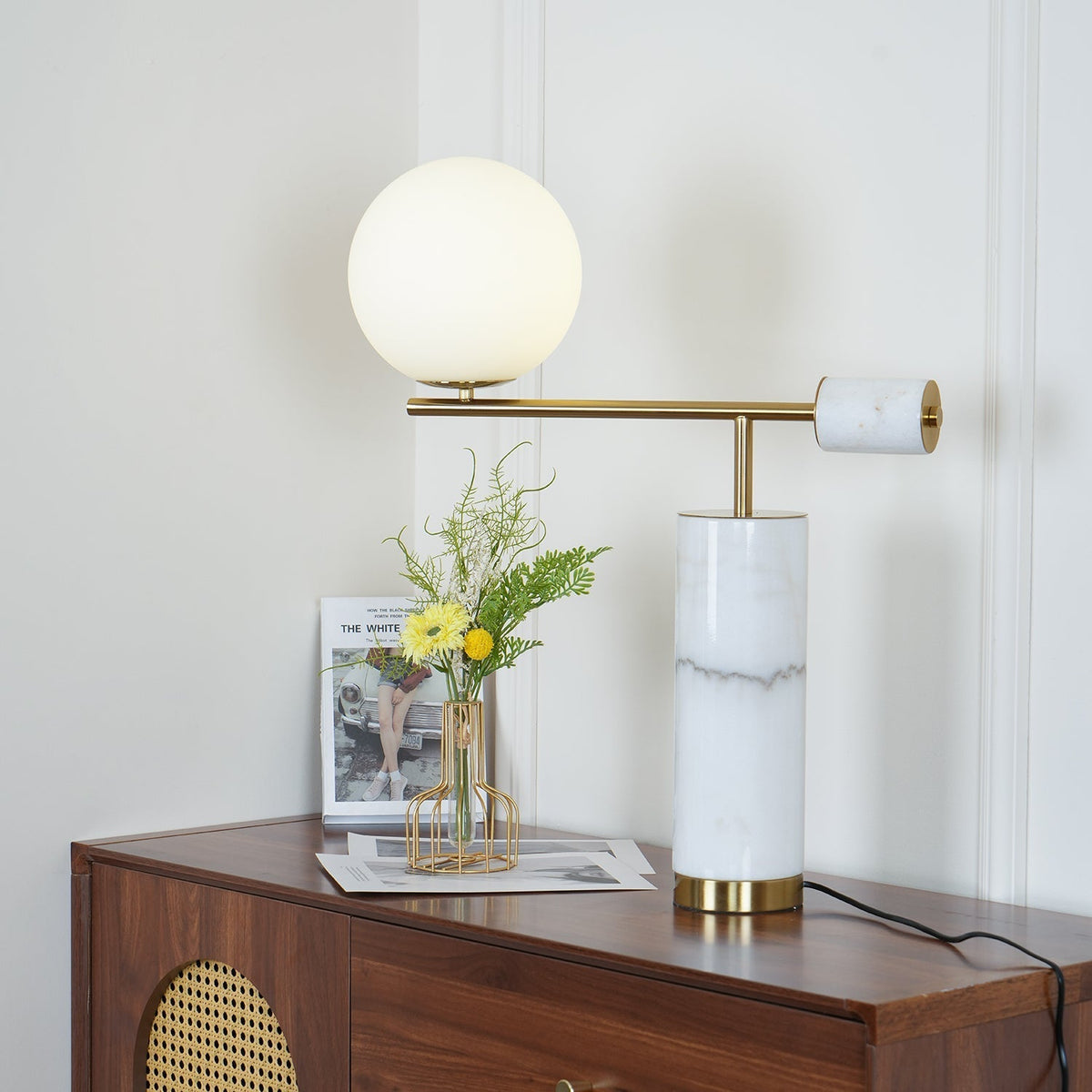 Vathayre minimalistisk bordlampe i marmor