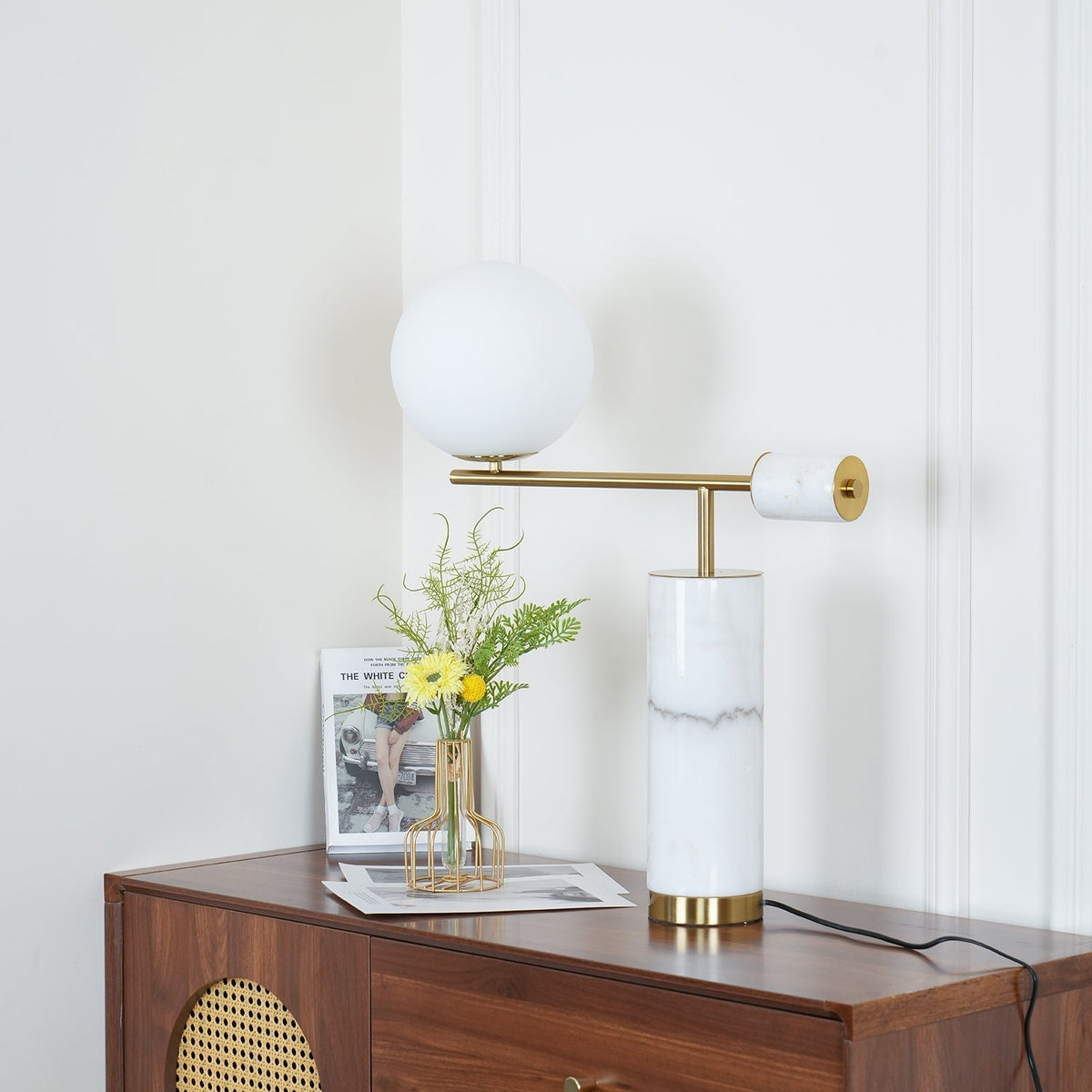 Vathayre minimalistisk bordlampe i marmor
