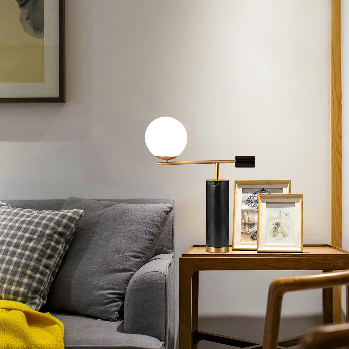 Vathayre minimalistisk bordlampe i marmor