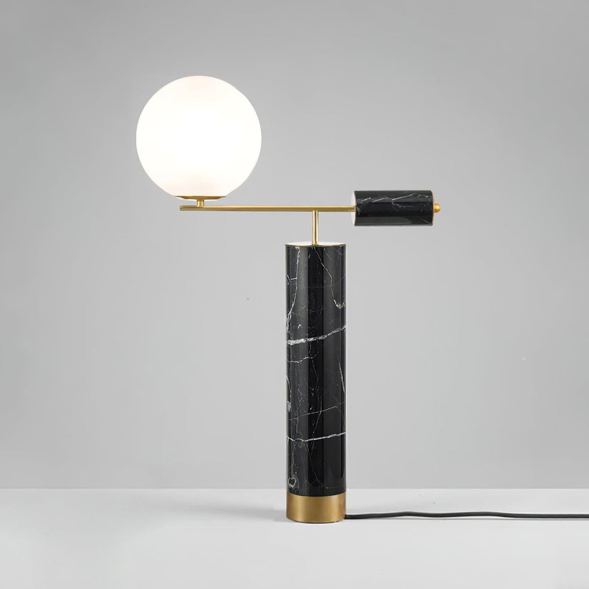 Vathayre minimalistisk bordlampe i marmor