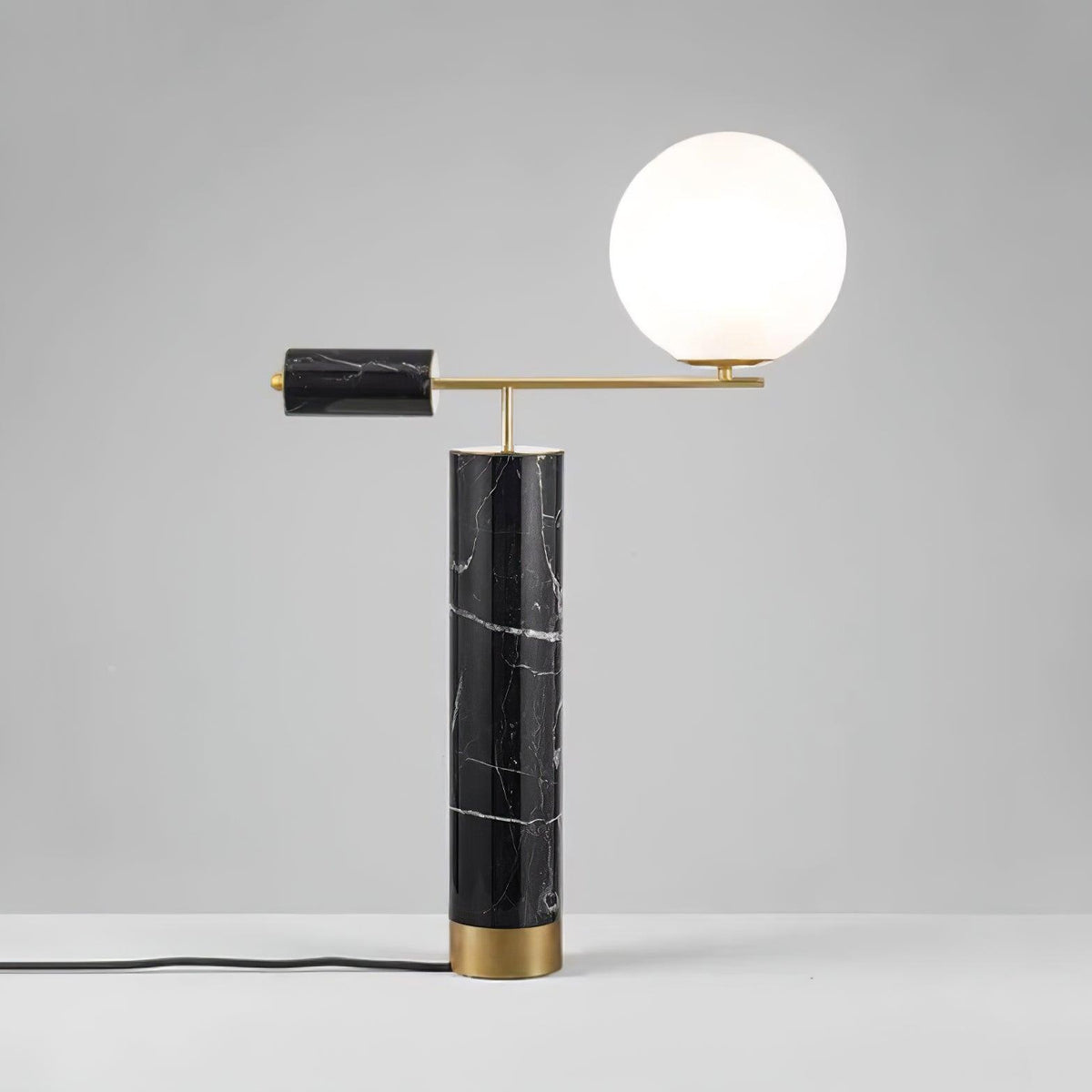 Vathayre minimalistisk bordlampe i marmor
