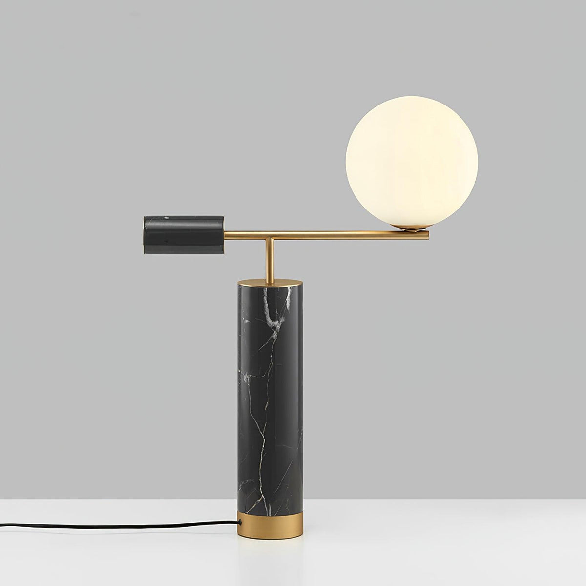 Vathayre minimalistisk bordlampe i marmor