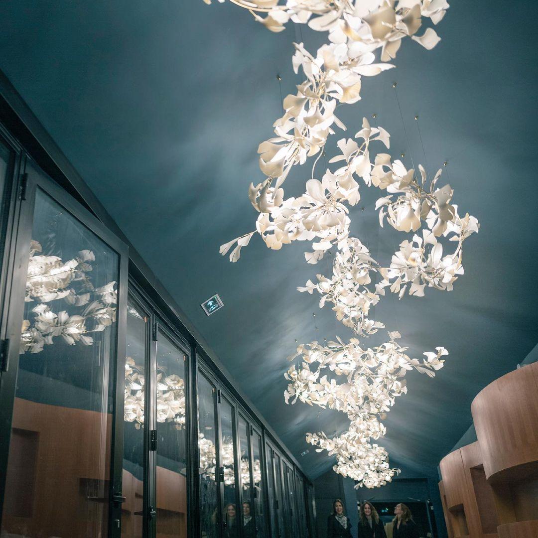 Ayla ljuskrona i gingkobladskeramik