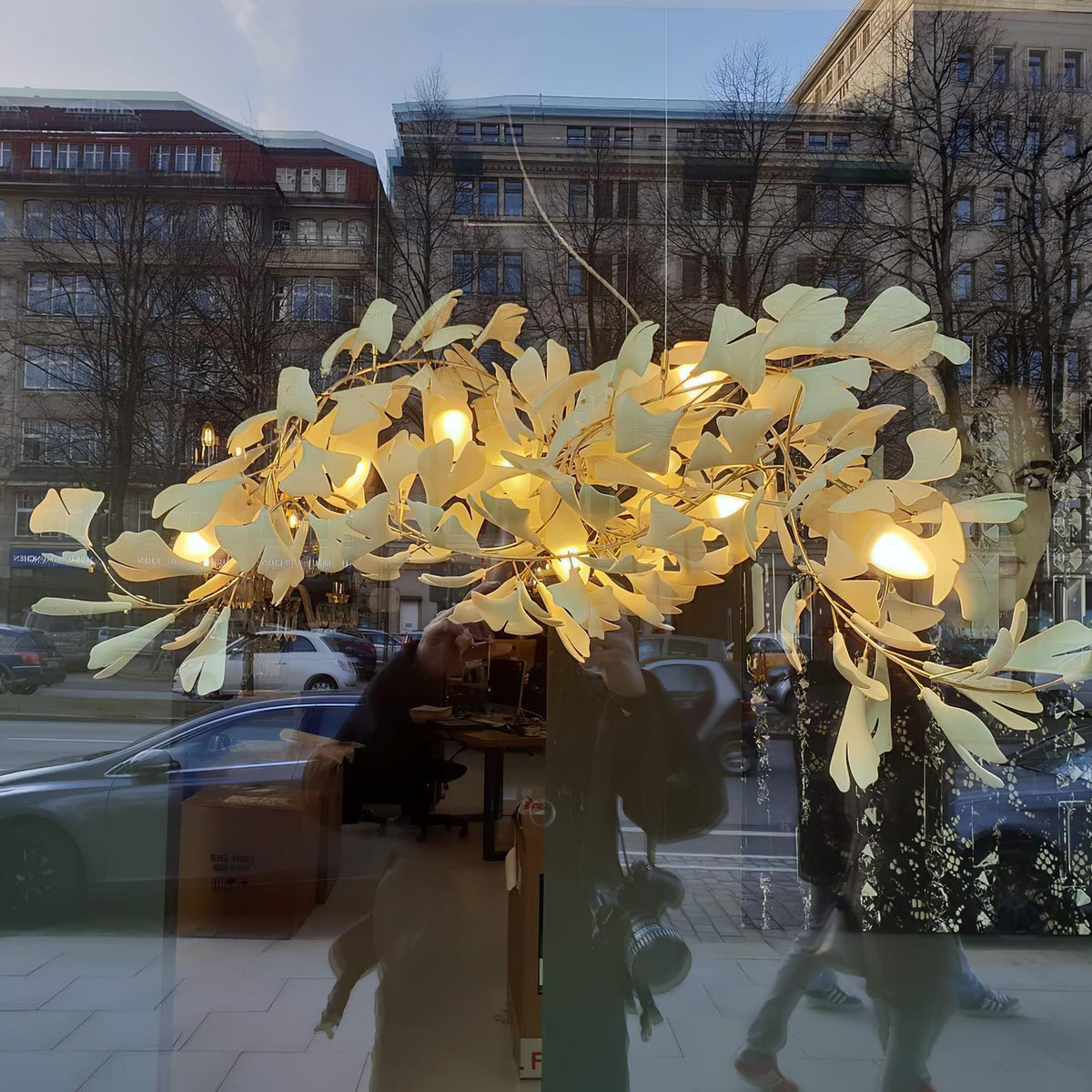 Ayla ljuskrona i gingkobladskeramik