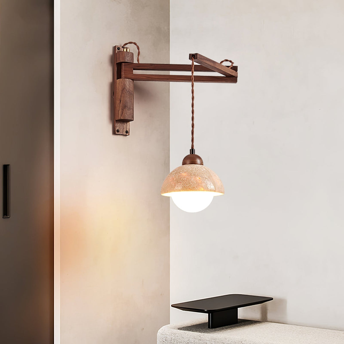 Noreenne vägglampa i travertin med svängbar arm, med sladd