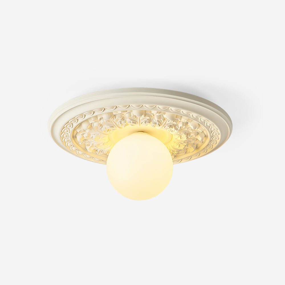 Elya vintage-taklampa med snidad design och globformad skärm