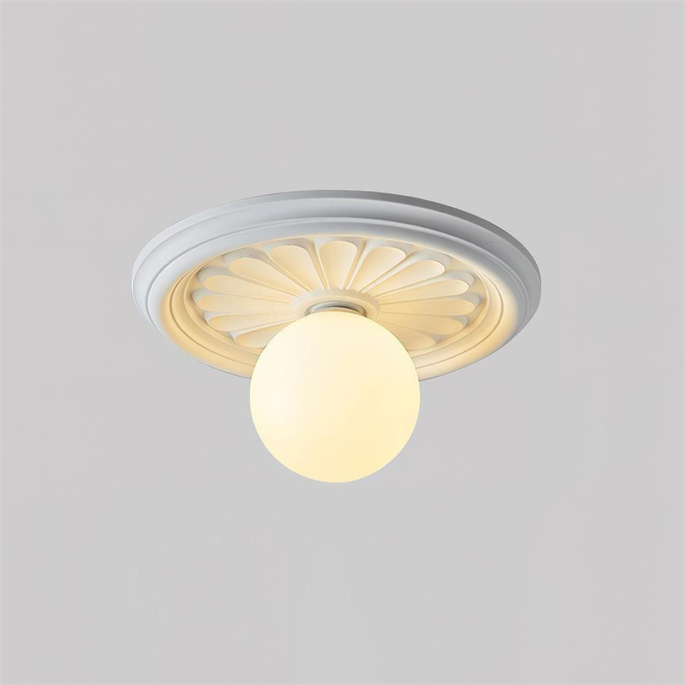 Elya vintage-taklampa med snidad design och globformad skärm