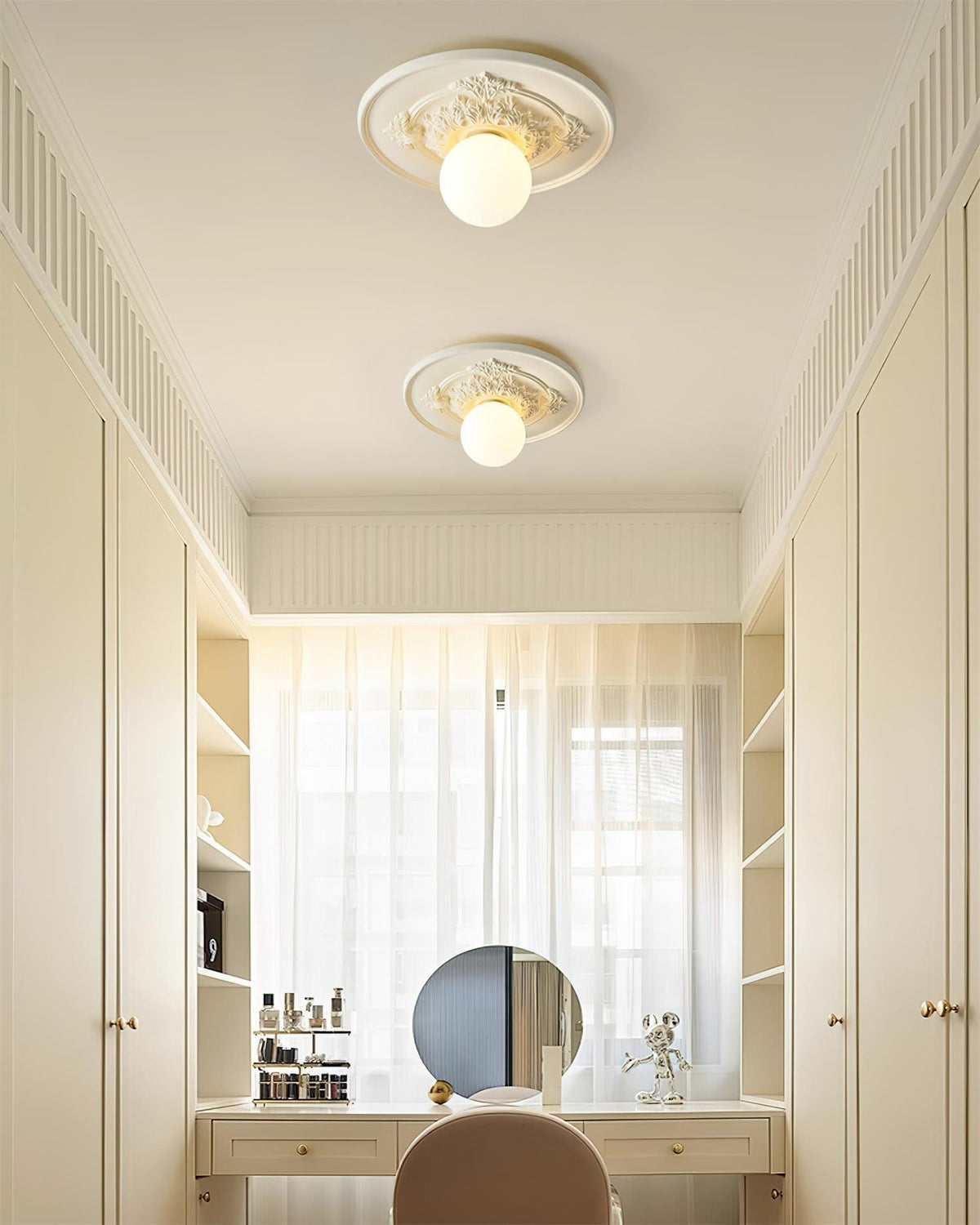 Elya vintage-taklampa med snidad design och globformad skärm