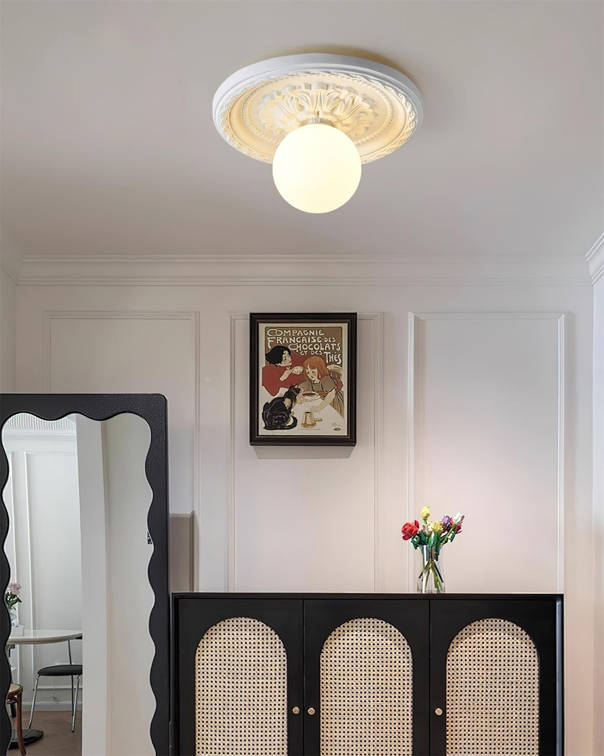 Elya vintage-taklampa med snidad design och globformad skärm