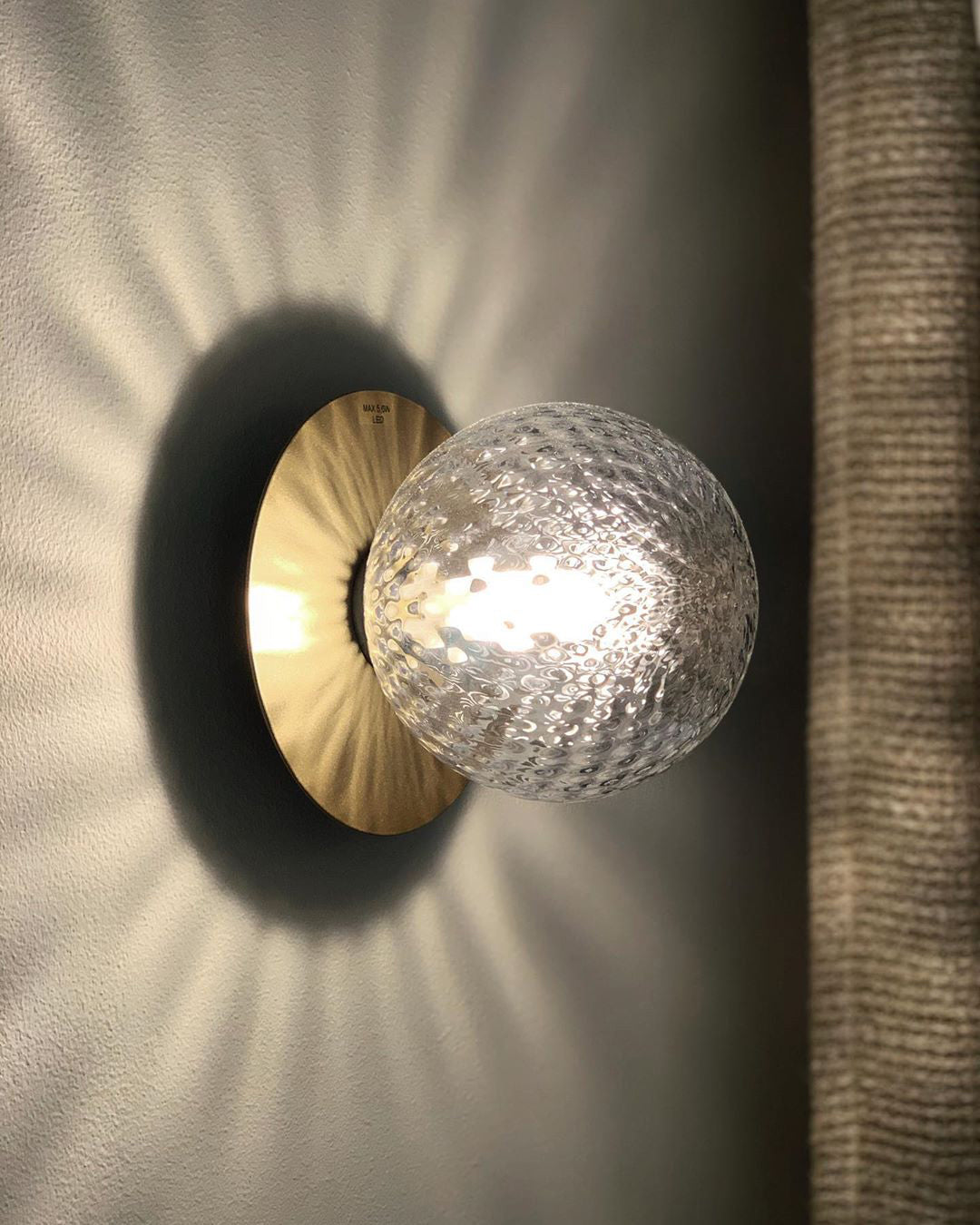 Candeeiro de parede minimalista Nifte em forma de disco e globo