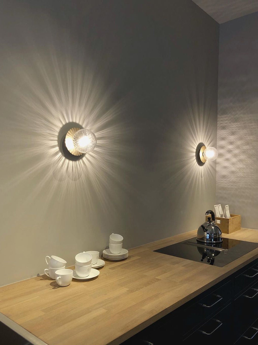 Candeeiro de parede minimalista Nifte em forma de disco e globo