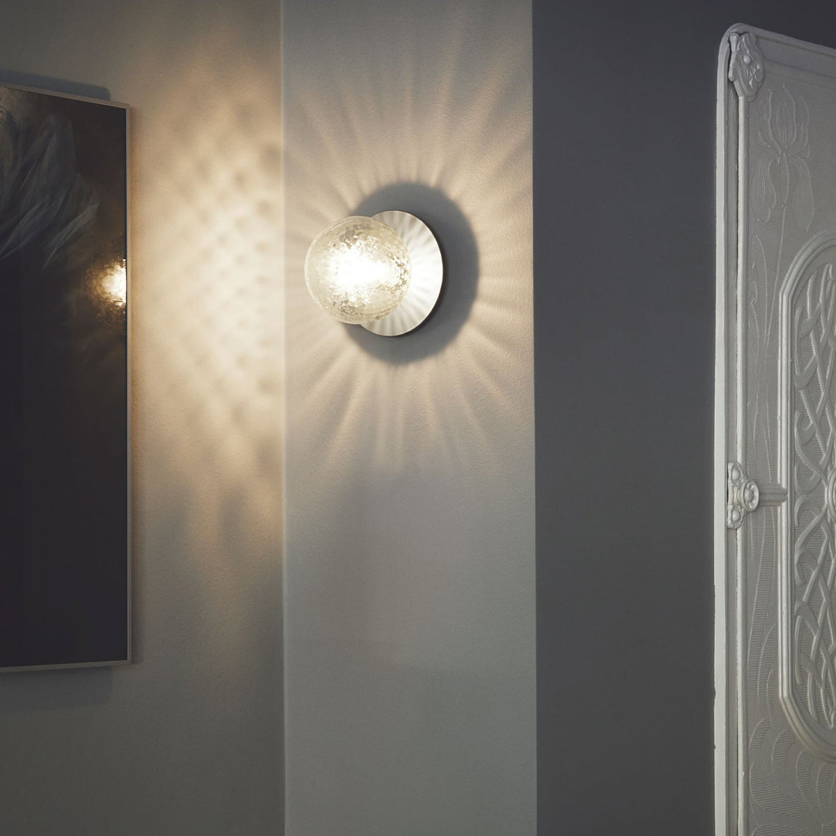 Candeeiro de parede minimalista Nifte em forma de disco e globo