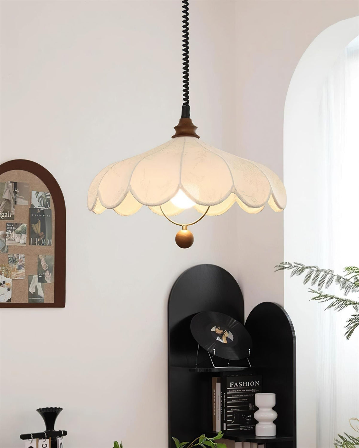 Pendellampe med kronblade og mønster, vintageblomster og fransk elegance