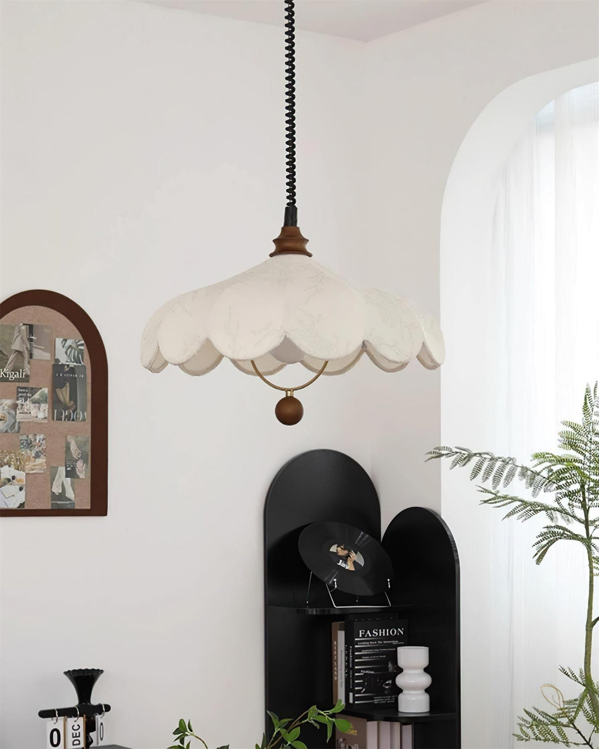 Pendellampe med kronblade og mønster, vintageblomster og fransk elegance