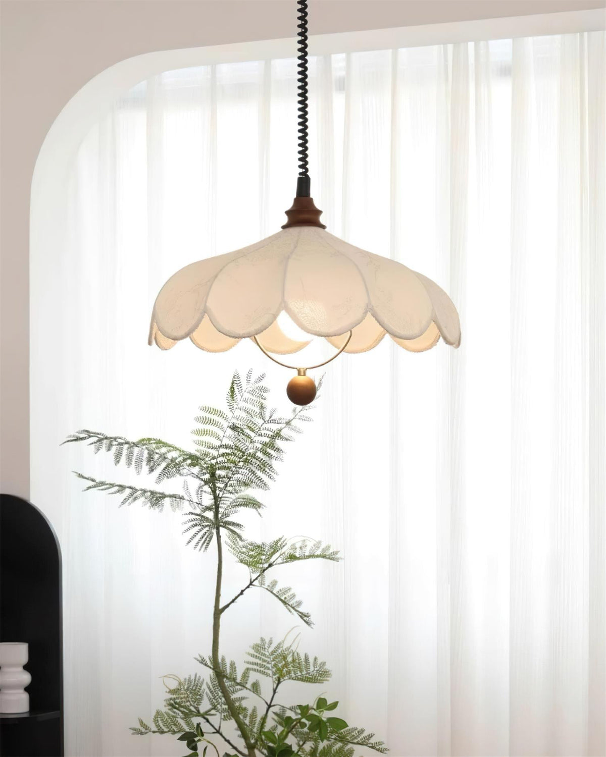Pendellampe med kronblade og mønster, vintageblomster og fransk elegance