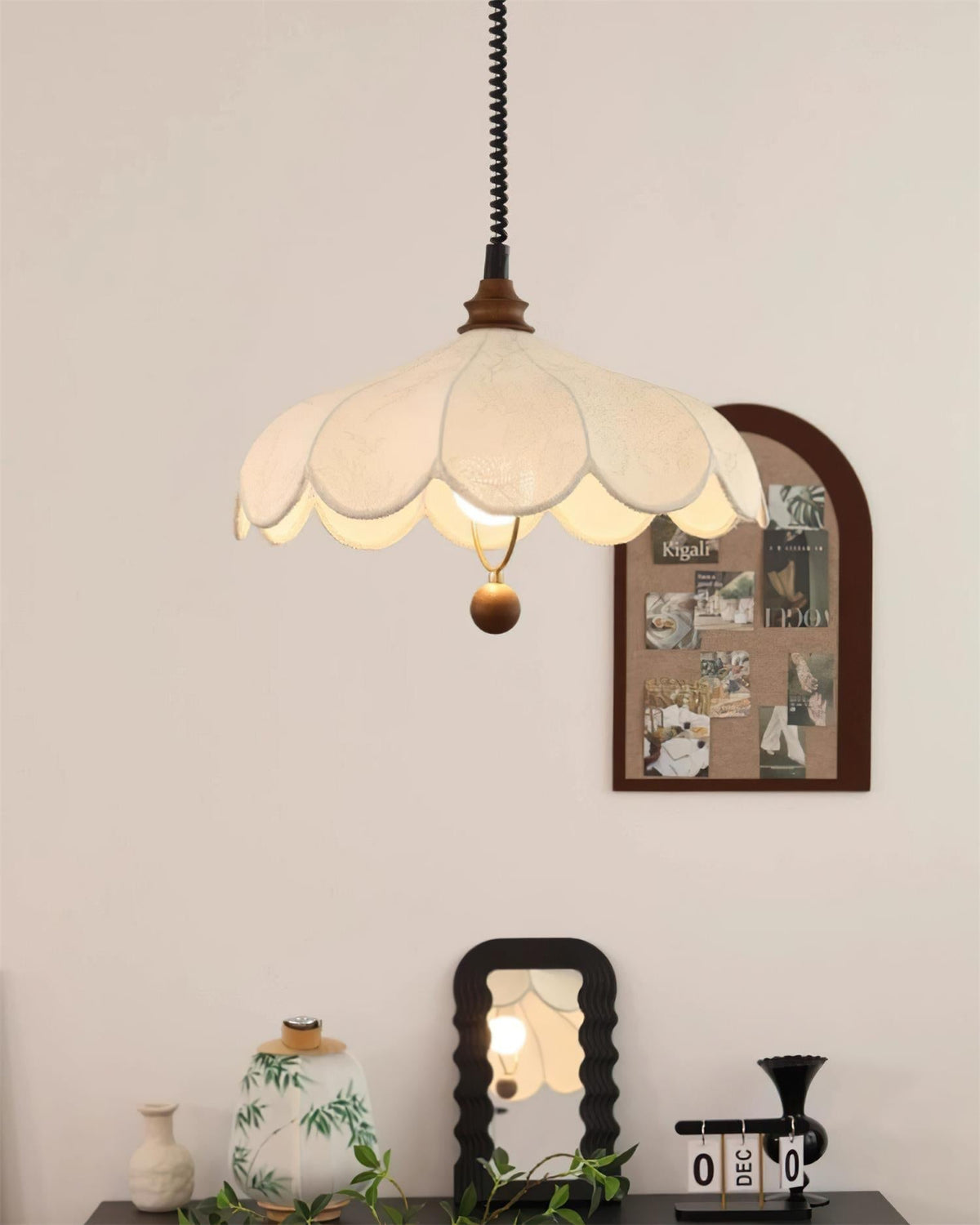 Pendellampe med kronblade og mønster, vintageblomster og fransk elegance
