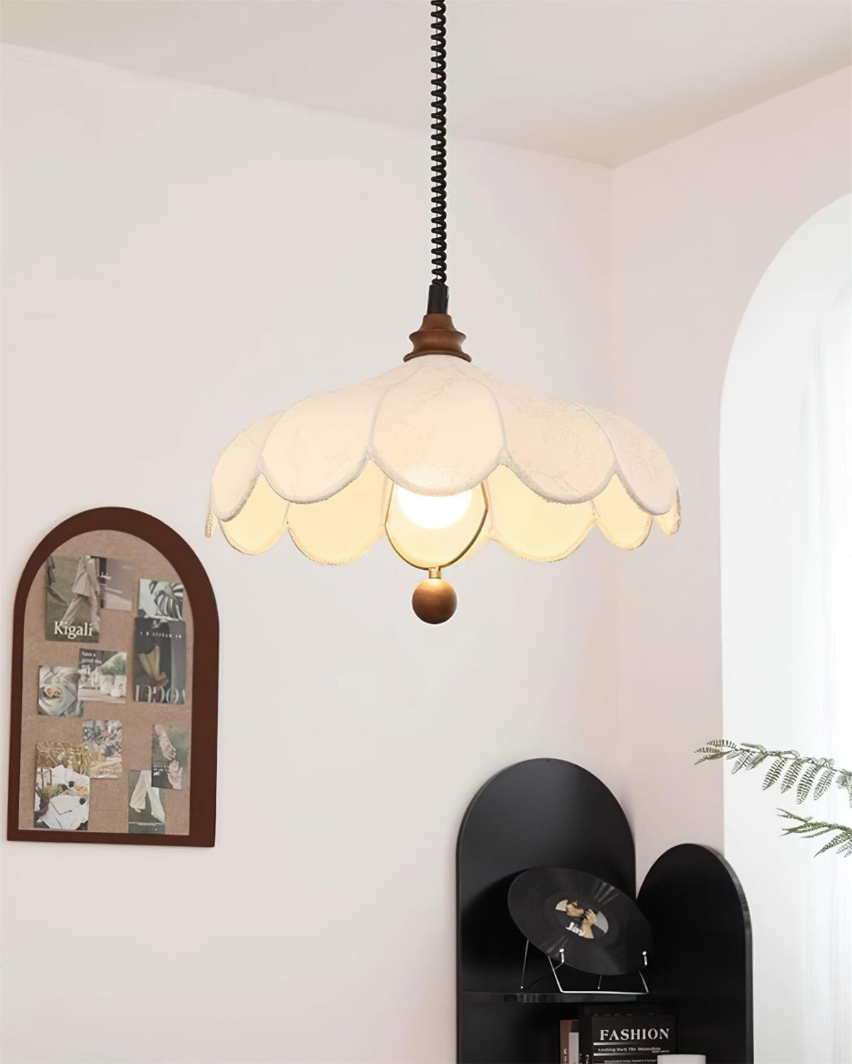 Pendellampe med kronblade og mønster, vintageblomster og fransk elegance