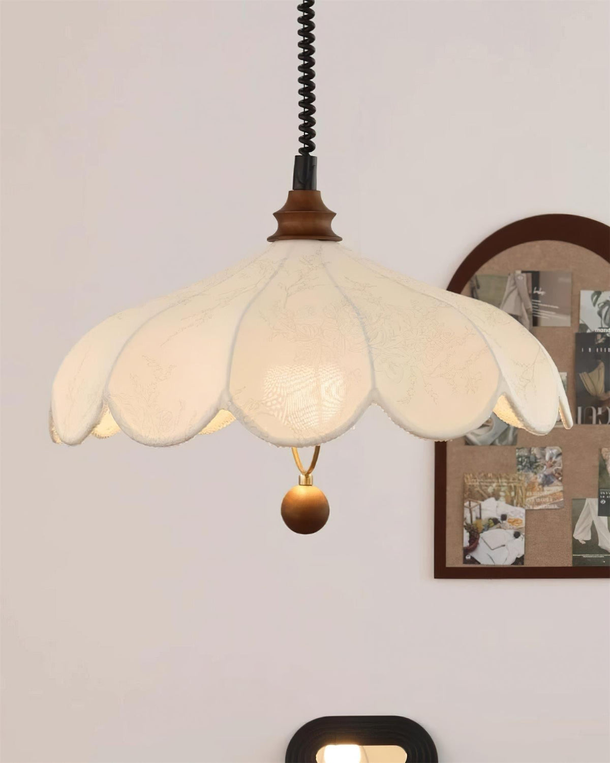 Pendellampe med kronblade og mønster, vintageblomster og fransk elegance
