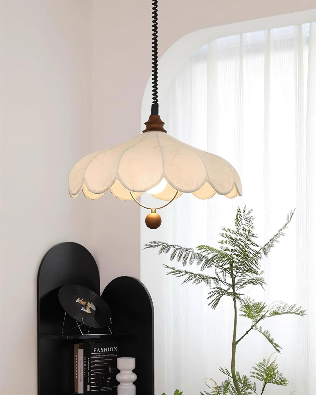Pendellampe med kronblade og mønster, vintageblomster og fransk elegance