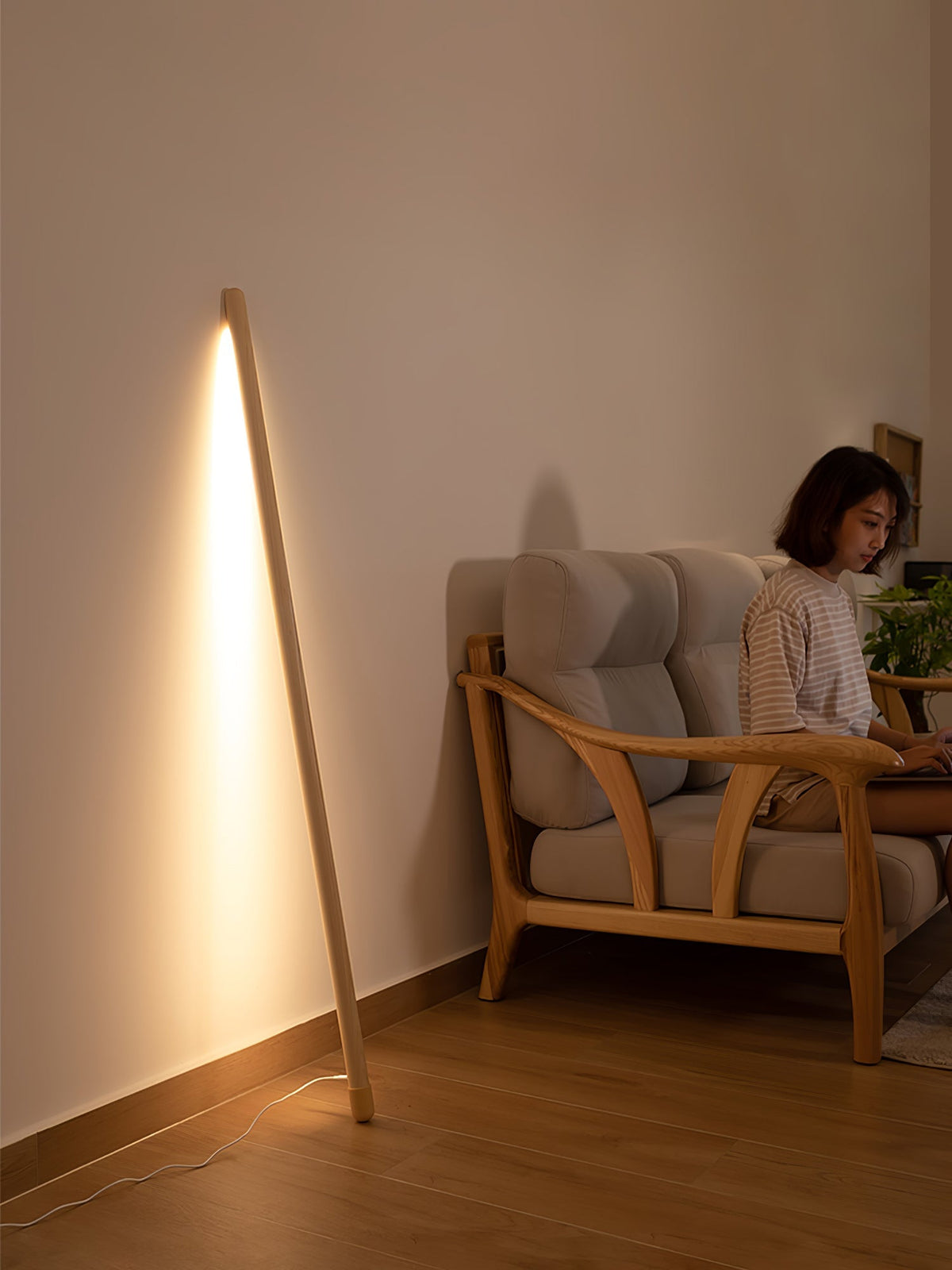 Echo modern linjär golvlampa i trä