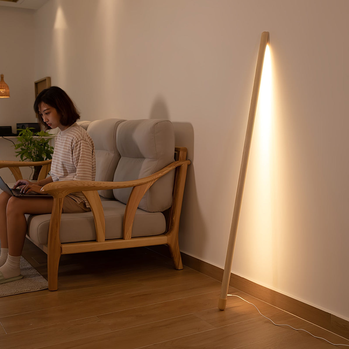 Echo modern linjär golvlampa i trä
