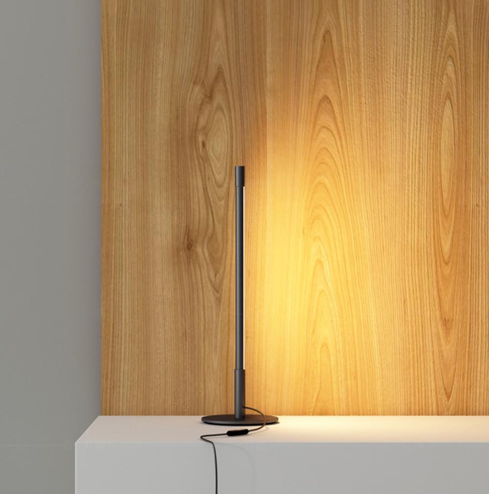 Riven minimalistisk bordslampa