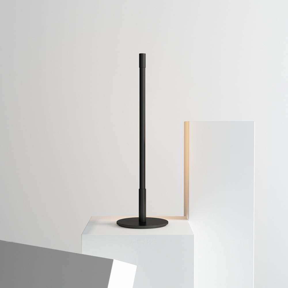 Riven minimalistisk bordslampa