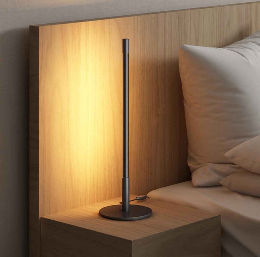 Riven minimalistisk bordslampa