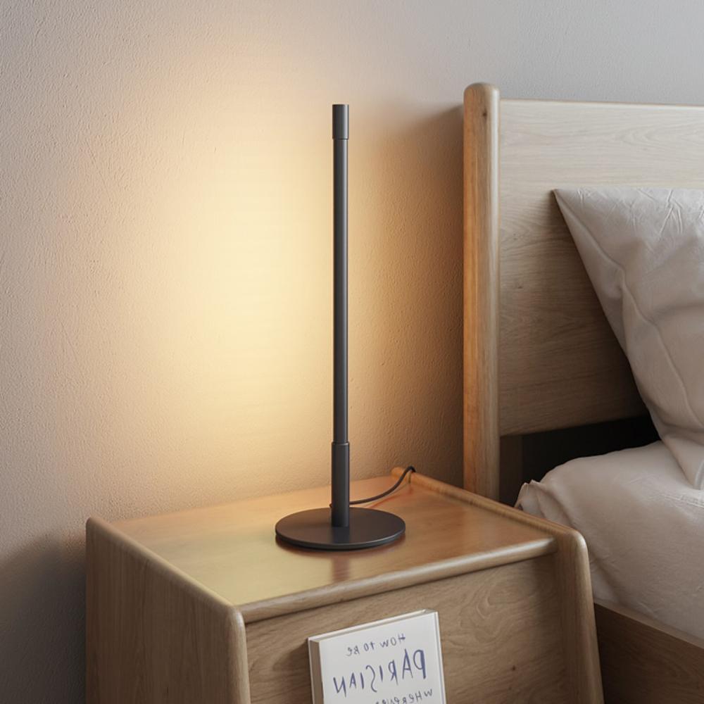 Riven minimalistisk bordslampa