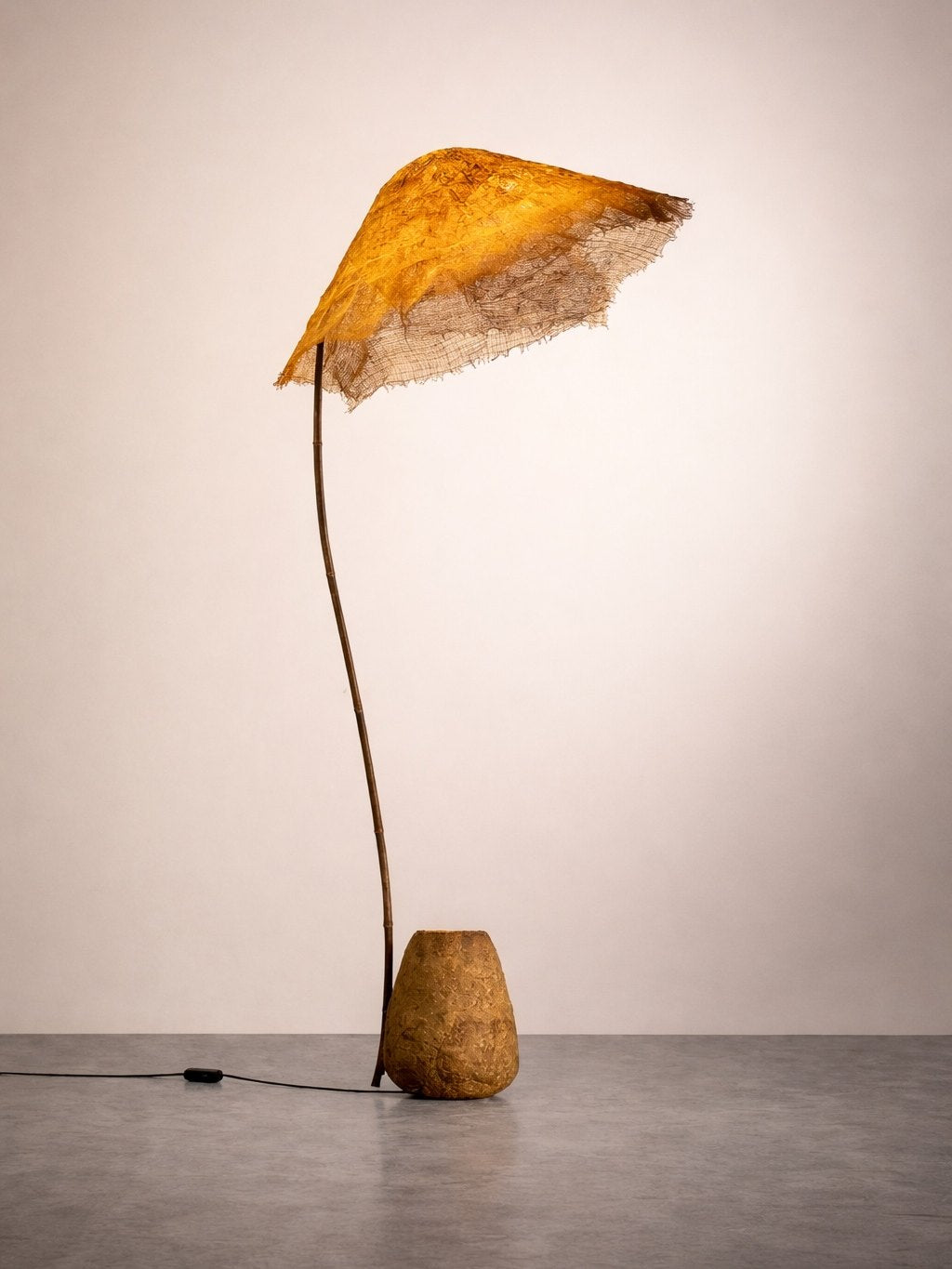 Verdelia-gulvlampe med linnedskærm