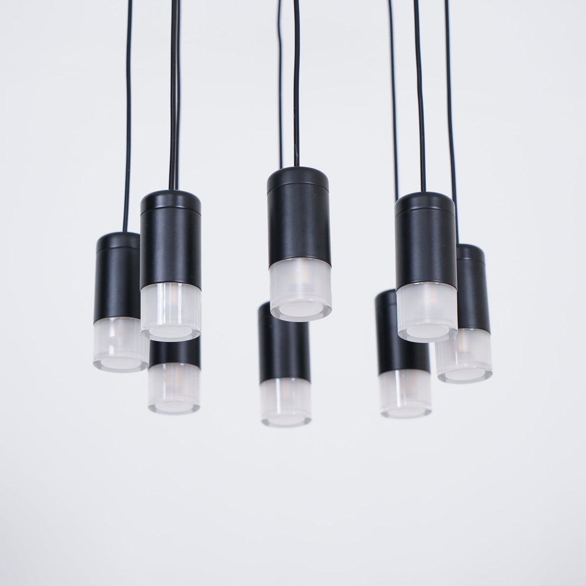 Candeeiro de teto Tevenq com linhas, estrutura de arame preta e LED