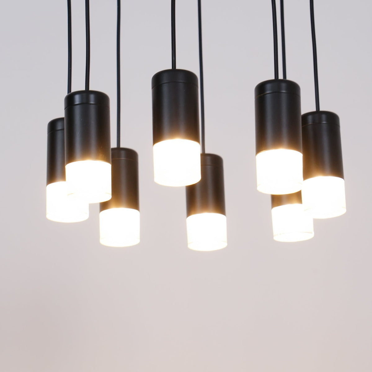 Candeeiro de teto Tevenq com linhas, estrutura de arame preta e LED